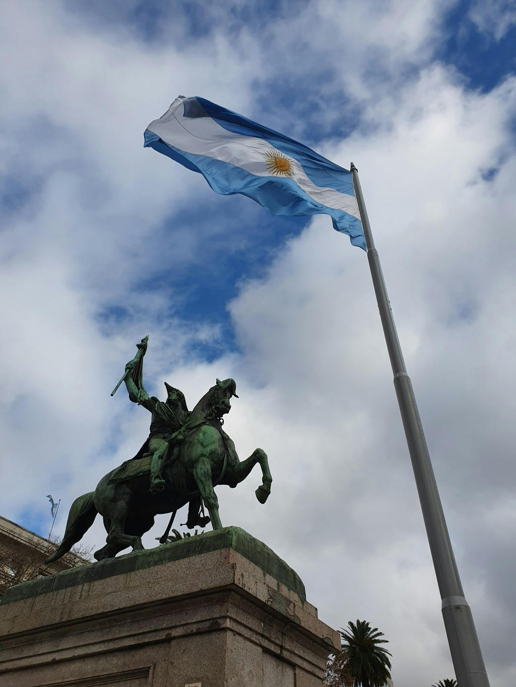 Javier Milei: De economista a Presidente, a reviravolta na política Argentina.